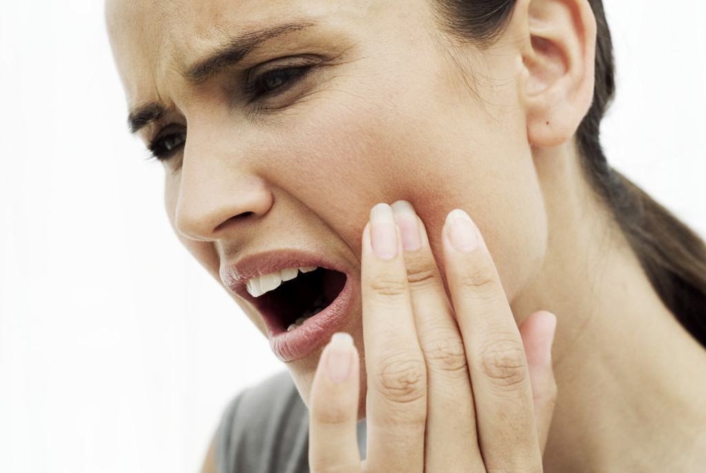 Лечение зубной боли и флюса в домашних условиях