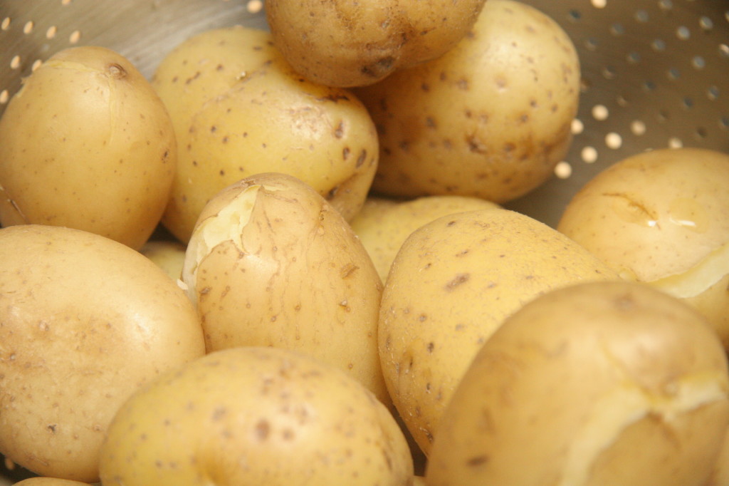 Пары отварного картофеля - эффективное средство для лечения фарингита у взрослых