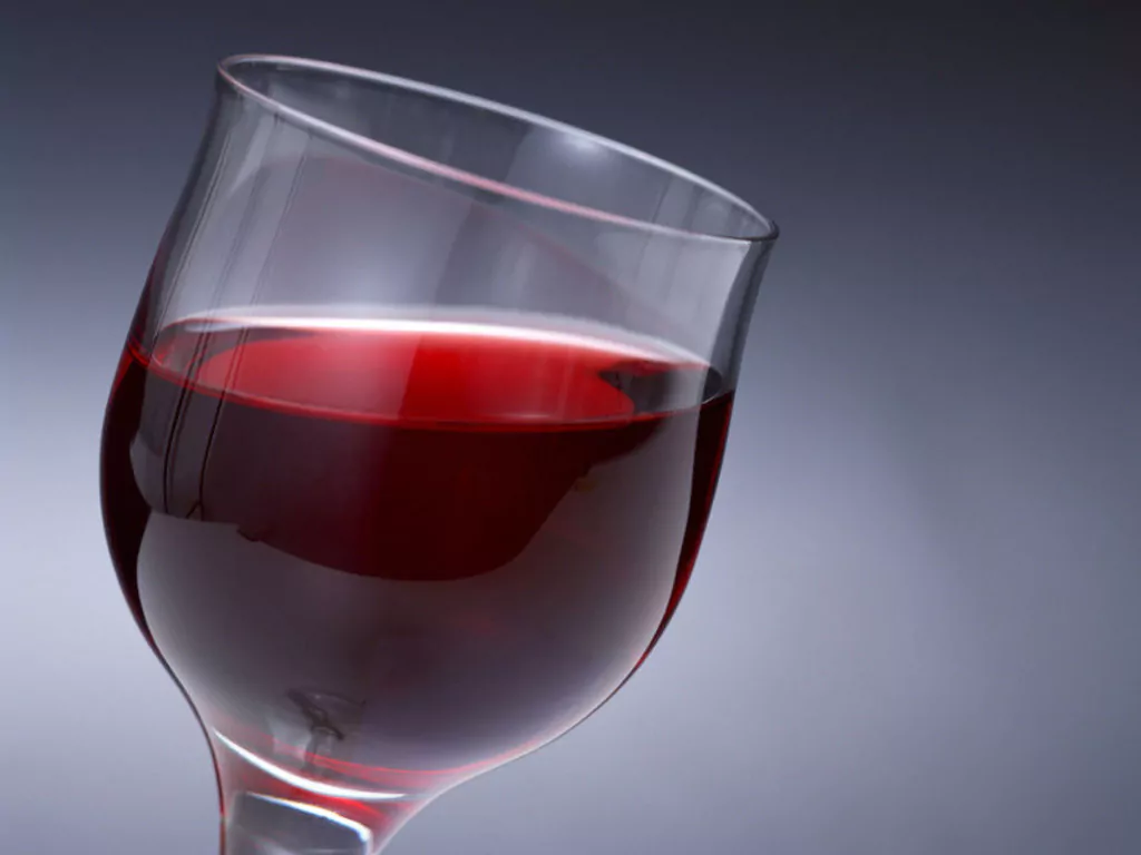Красное вино, лук и сок листьев мать-и-мачехи для лечения тонзиллита
